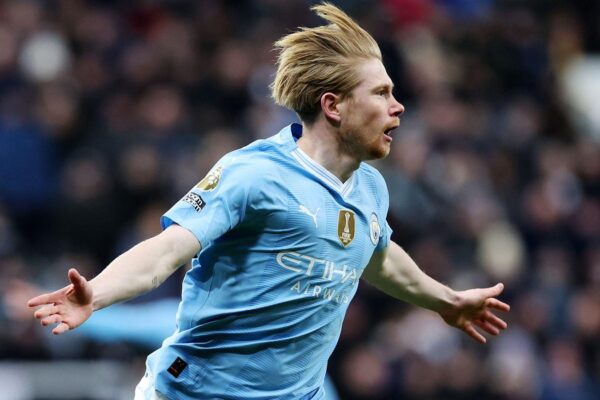 Kevin-De-Bruyne-vao-san-khien-Man-City-co-cu-loi-nguoc-dong